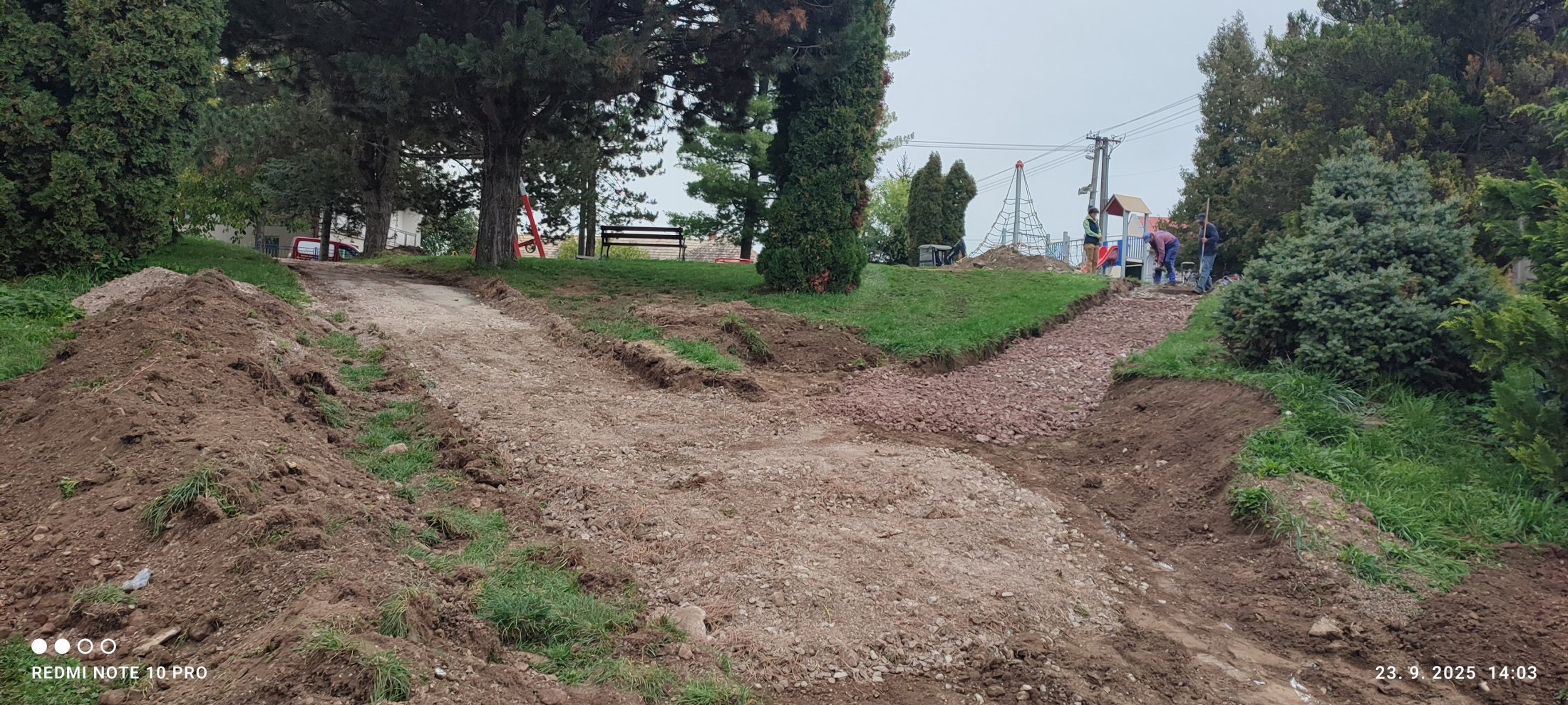 Realizácia chodníkov pri HZ a v parku - foto 11