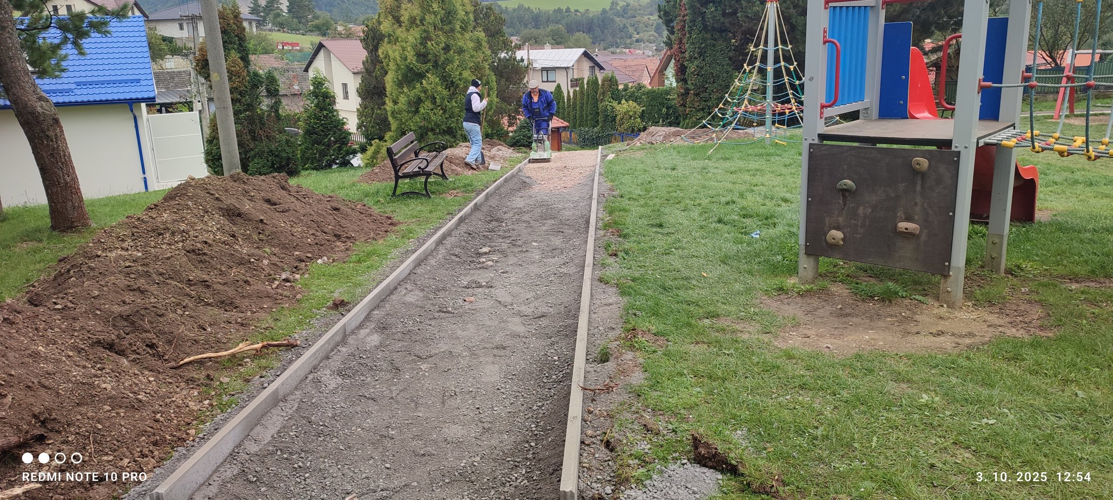 Realizácia chodníkov pri HZ a v parku - foto 15