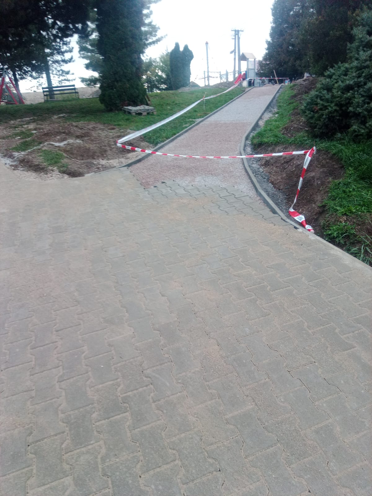 Realizácia chodníkov pri HZ a v parku - foto 19