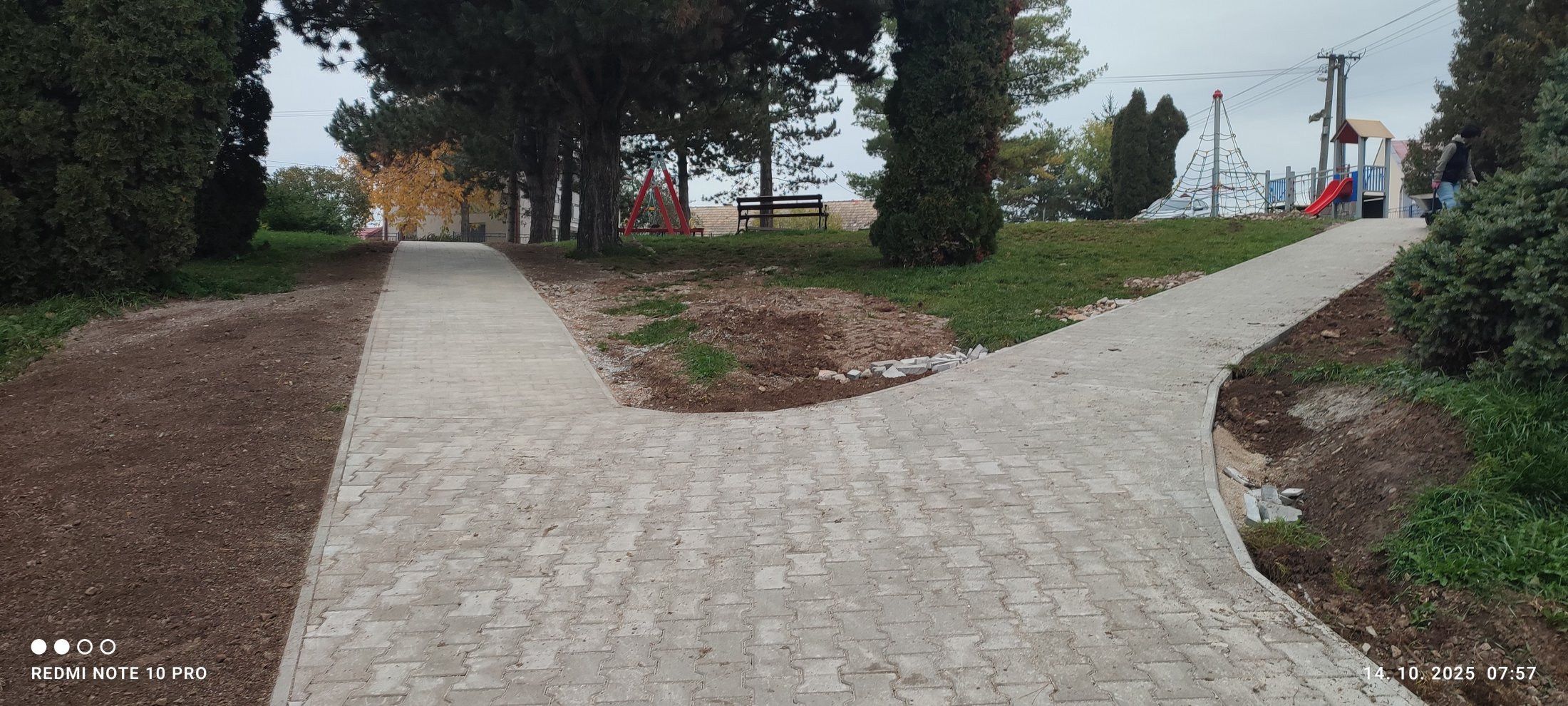 Realizácia chodníkov pri HZ a v parku - foto 21